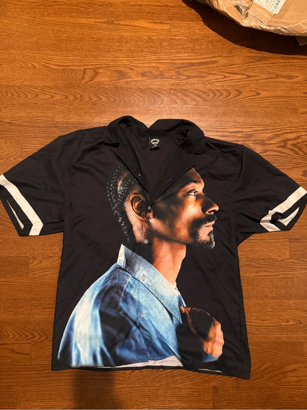 Men’s Black Short-Sleeve Graphic Shirt with Contrast Sleeve Stripes
